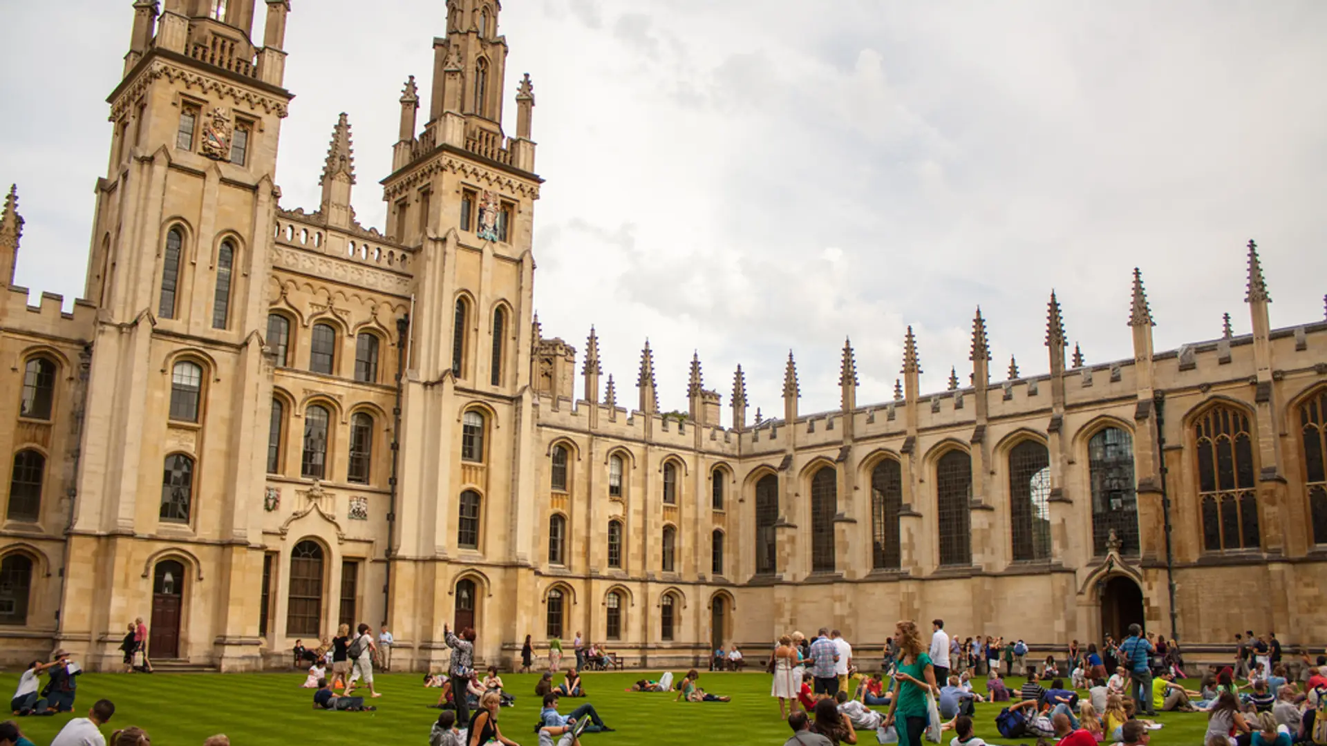 Nie dla określania płci na Oxfordzie? Studenci chcą zastąpić "she" i "he" zaimkiem... "ze"