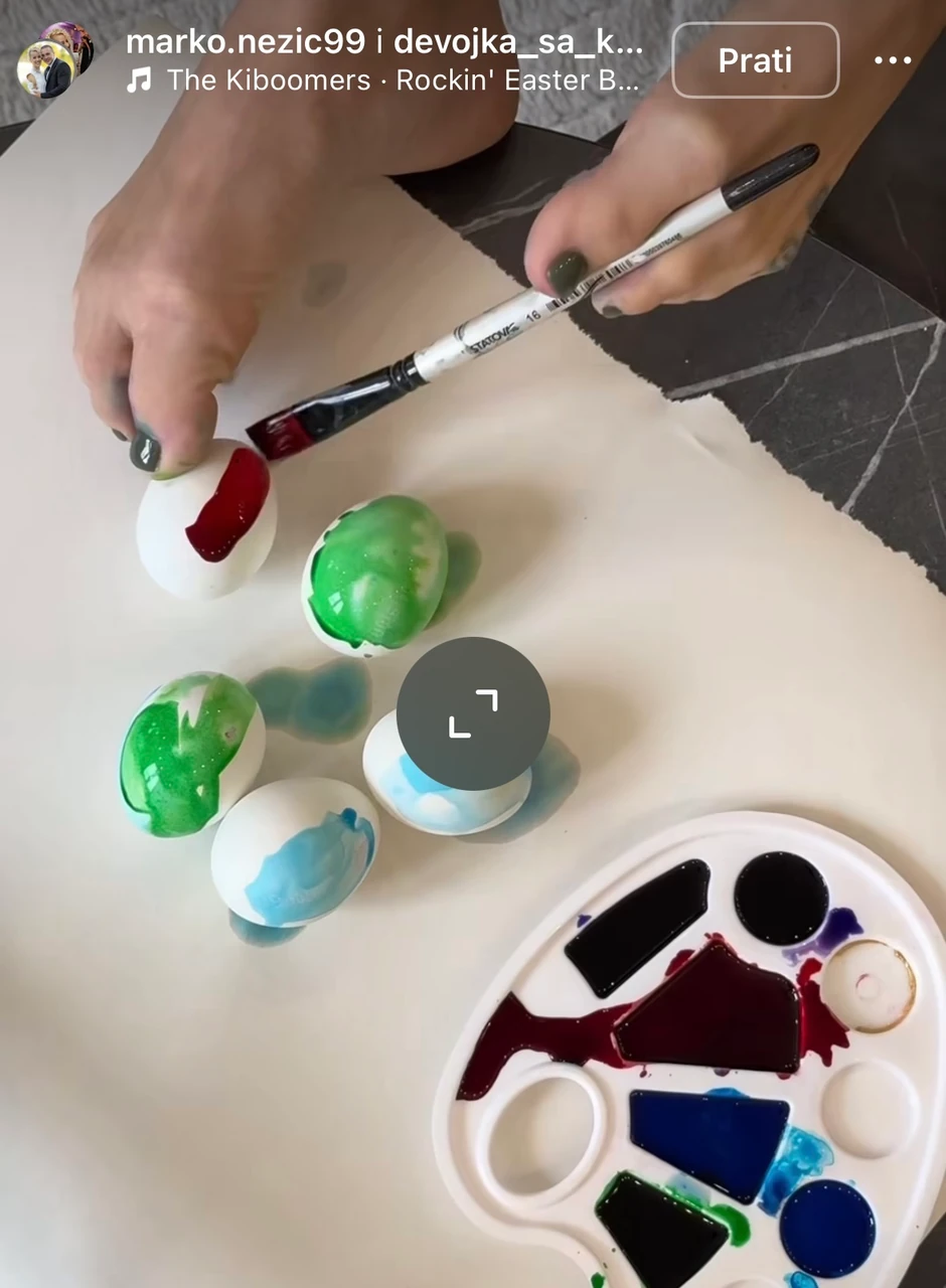 Devojka sa krilima farba jaja