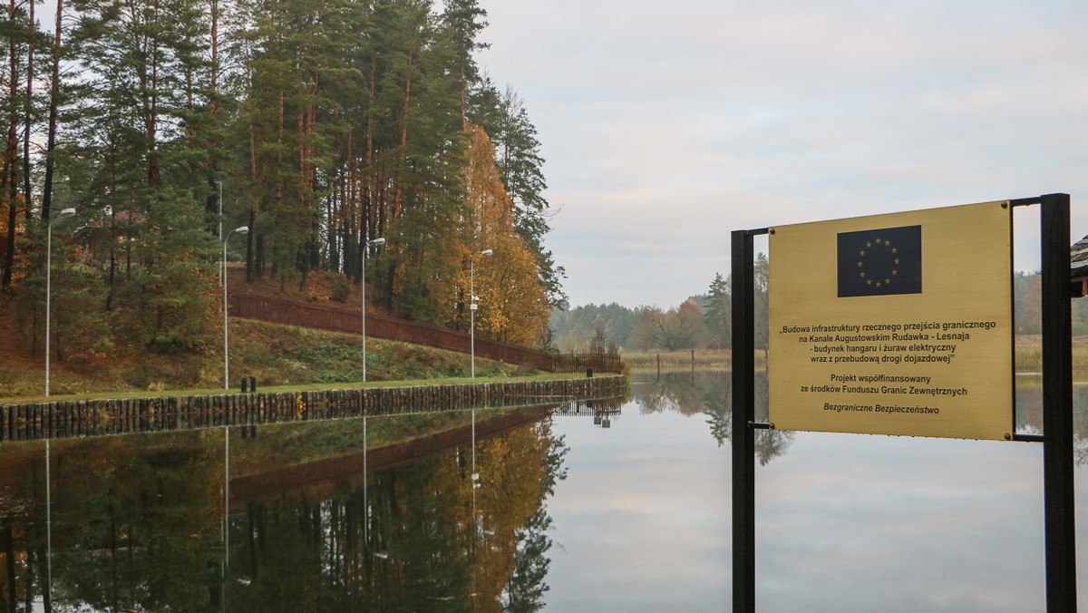 Turystyczne polsko-białoruskie przejście graniczne na Kanale Augustowskim Rudawka-Lesnaja można pokonać nie jak dotychczas tylko kajakiem, ale także pieszo lub rowerem - poinformował wojewoda podlaski Bohdan Paszkowski.