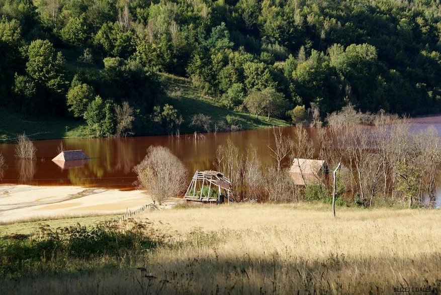 Toksyczne jezioro, źródło: blizejidalej.pl