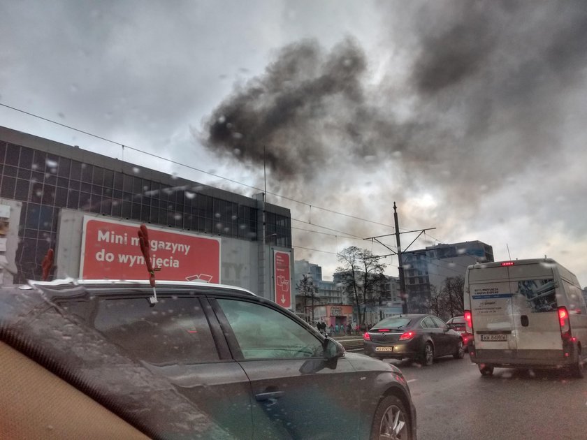 Warszawa: pożar pawilonów przy Bakalarskiej. Wybuchły fajerwerki