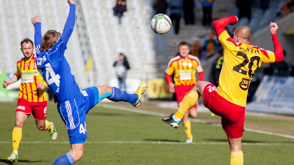 Korona Kielce pokonała Ruch Chorzów 2:1 (1:0) w meczu 19. kolejki T-Mobile Ekstraklasy. Wicemistrzowie Polski ponieśli kolejną porażkę i ciągle nie mogą czuć się pewnie, ponieważ zajmują 14. miejsce w tabeli, a Podbeskidzie Bielsko-Biała i GKS Bełchatów prezentują niezłą dyspozycję na wiosnę.