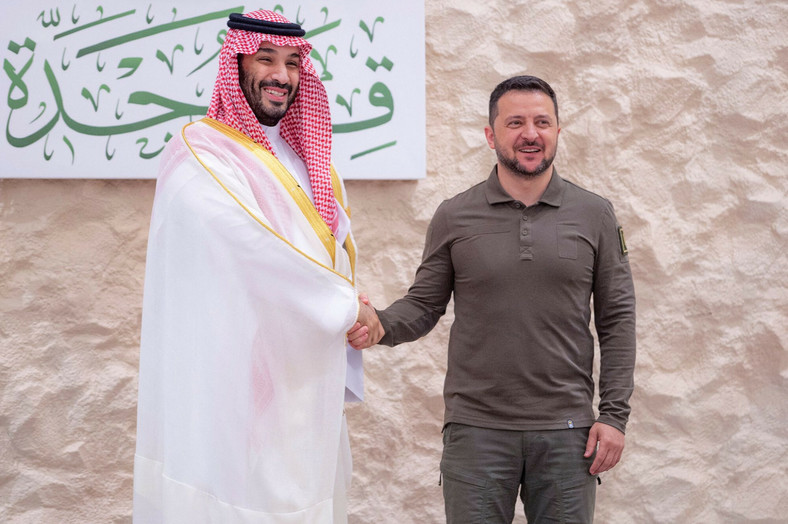 Saudyjski książę koronny Mohammed bin Salman (po lewej) wita prezydenta Ukrainy Wołodymyra Zełenskiego podczas szczytu Ligi Państw Arabskich w Dżuddzie, Arabia Saudyjska, 19 maja 2023 r.