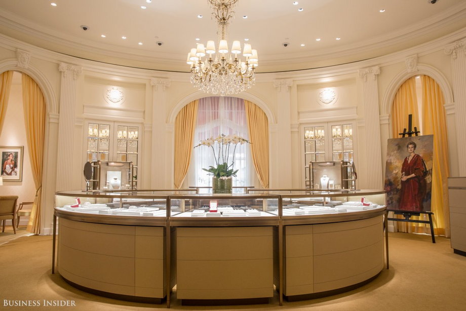 Ten jasny pokój znany jest jako salon księżnej Grace Kelly. Wyeksponowano tu diamentową kolekcję biżuterii Cartier.