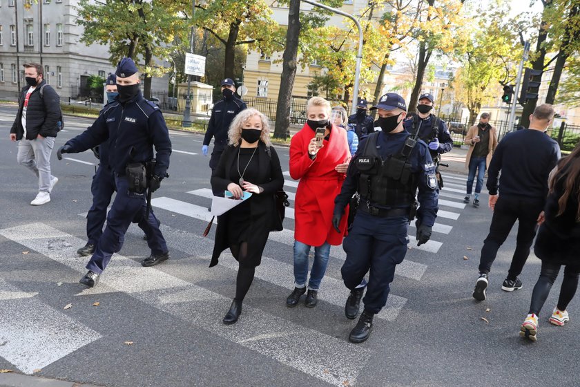 Trybunał Konstytucyjny zajmuje się sprawą aborcji. Kobiety protestują przed gmachem budynku