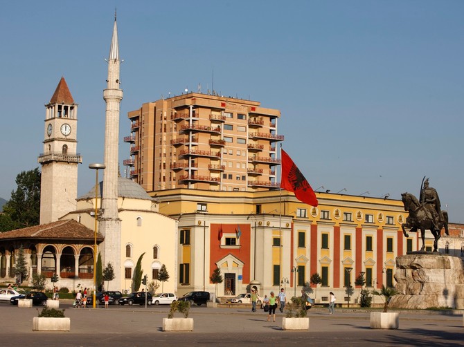 Španac posetio Albaniju, a zbog mišljenja o Tirani Srbi hoće da ga časte pićem