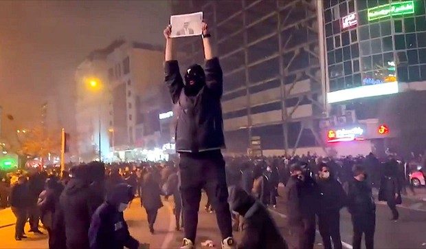 Demonstrant drži fotografiju prestolonaslednika Reze Pahlavija na trgu u severozapadnom Teheranu, 9. januara | Foto: Public domain