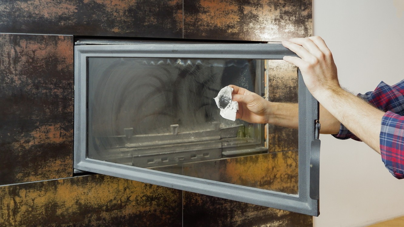 Ako vyčistiť sklo krbu bez driny: jednoduché metódy, ktoré naozaj fungujú.