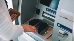 wypłaty z bankomatów zdrożeją! to efekt podwyżek narzuconych przez visa i mastercard