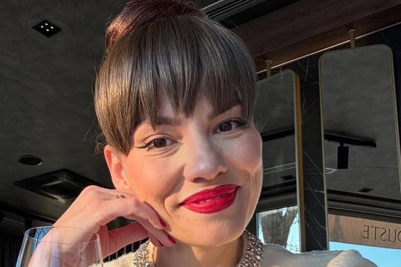 DOLAZILA SA OBEZBEĐENJEM NA SNIMANJE Najkontroverznija pevačica se povukla iz javnosti, dobila dete i danas živi u suvom luksuzu: Evo kako izgleda