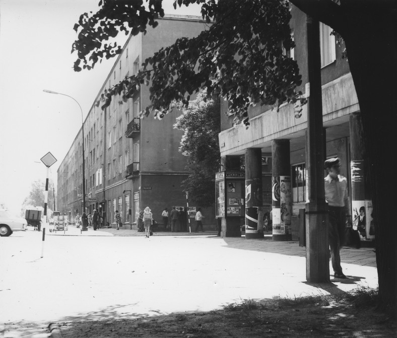 Budynek przy Francuskiej 1. W podcieniu widoczna gablota z fotografiami Celiny Osieckiej (po 1975 r.)