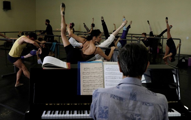 The Wider Image: Financial crisis leaves Rio ballerinas struggling