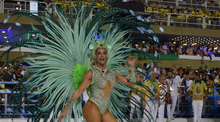 A karneválon Samantha
olyan jelmezt viselt,
amelyen 12 ezer kristályt
helyeztek el /Fotó: Reddot