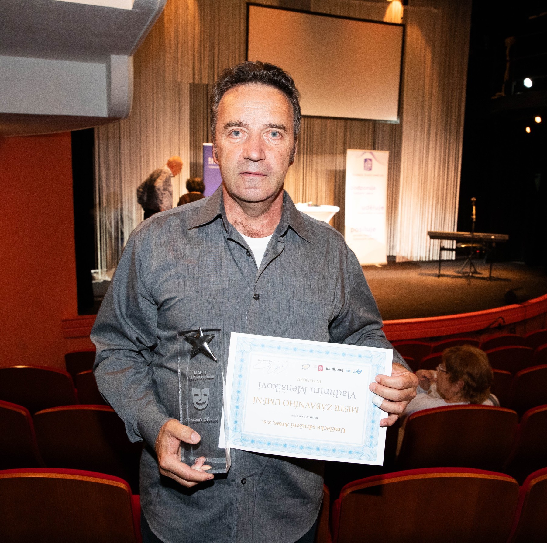 Jan Menšík, syn českého herca Vladimíra Menšíka.  