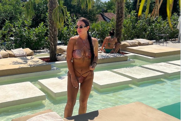 IMALA JE 120 KG, PA SE ISTOPILA Danas je PRAVA BOMBA, a otkrila je kroz šta je prošla da bi ovako izgledala: "Ne mogu da popijem celu čašu vode odjednom"