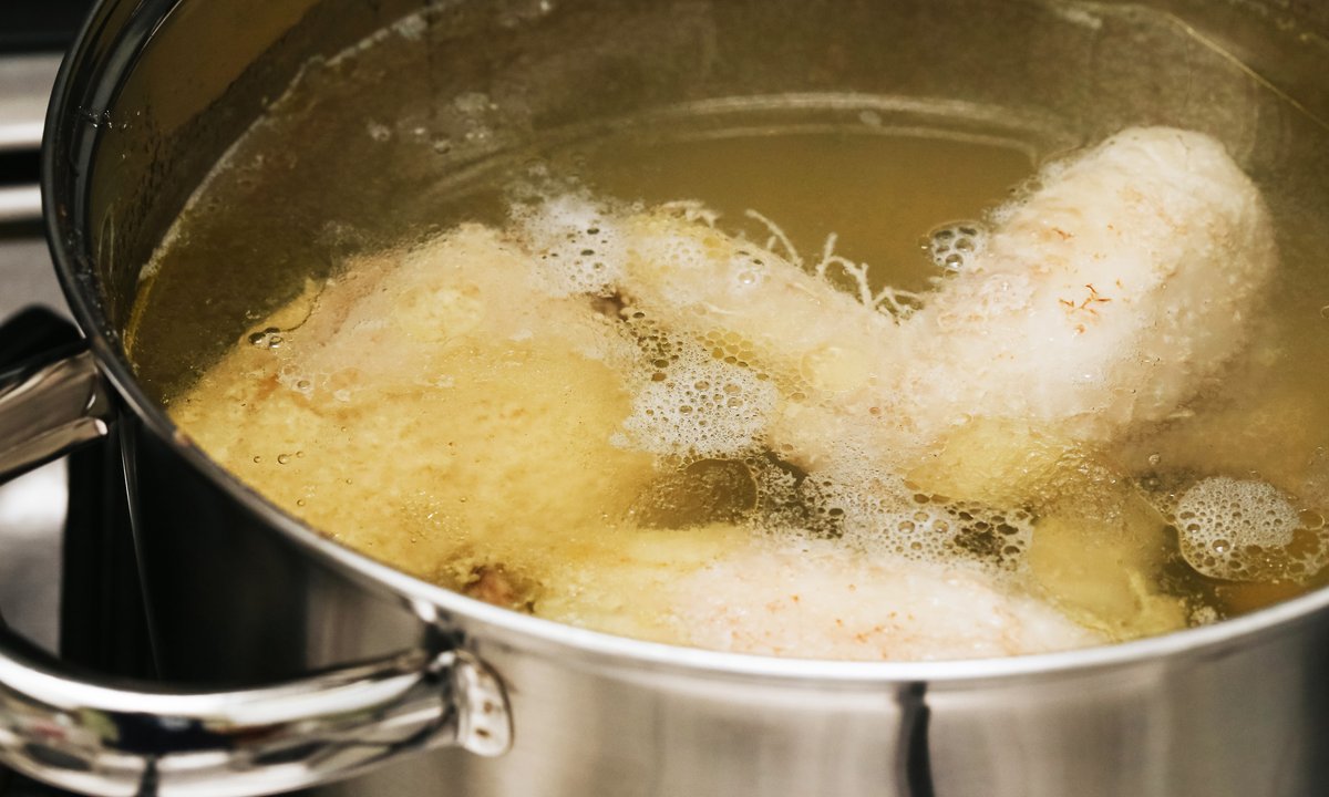 Przez szumowiny rosół wygląda niesmacznie. Czy faktycznie trzeba je usuwać?