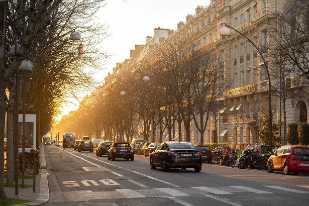 Paryż podwyższa opłaty dla kierowców przyjezdnych