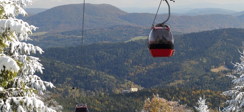 Ewakuacja dzieci ze schroniska górskiego w Beskidzie Sądeckim