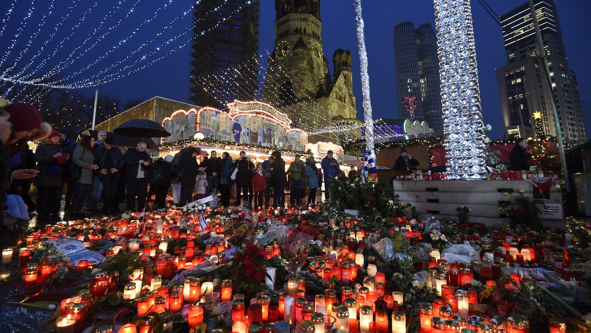 Popularność antyimigranckiej i antymuzułmańskiej partii Alternatywa dla Niemiec (AfD) wzrosła po poniedziałkowym zamachu na świąteczny jarmark w Berlinie o 2,5 pkt. proc. do 15,5 proc. - wynika z sondażu ośrodka Insa dla sobotniego wydania dziennika "Bildt".