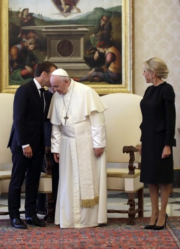 Emmanuel Macron, papież Franciszek i Brigitte Macron