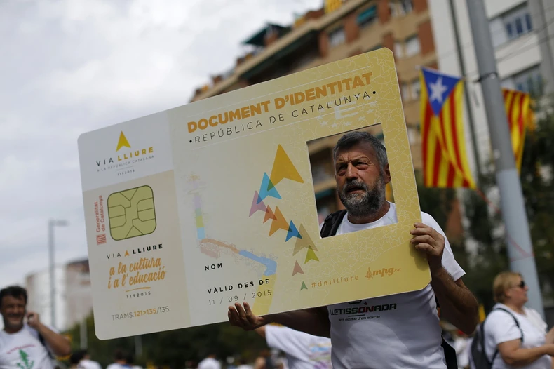 Na jednom od mitinga je viđen i čovek koji nosi model potencijalne buduće lične karte iz te "republike"