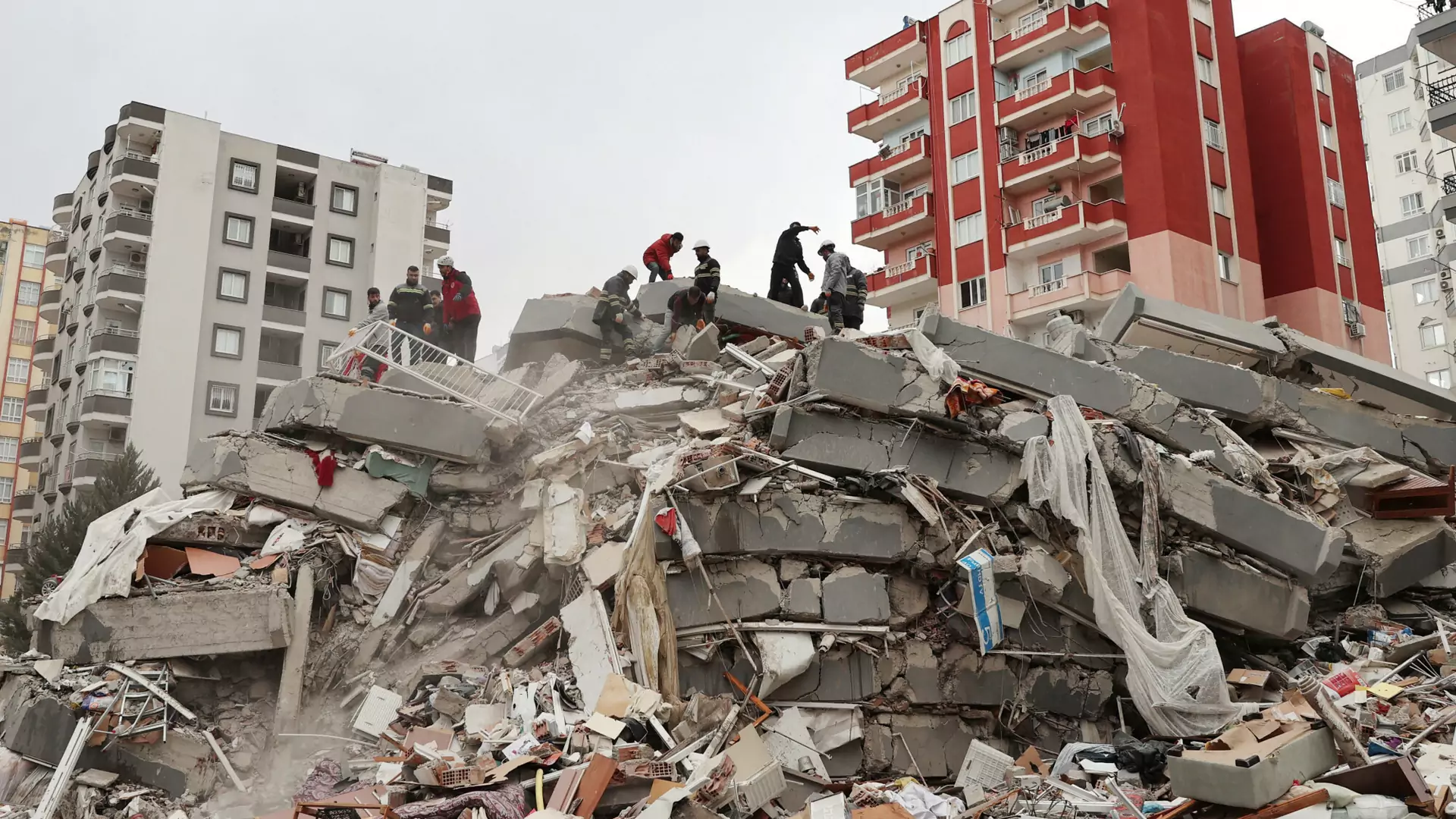 Turcja. Uwięzieni pod gruzami wzywają pomoc przez media społecznościowe