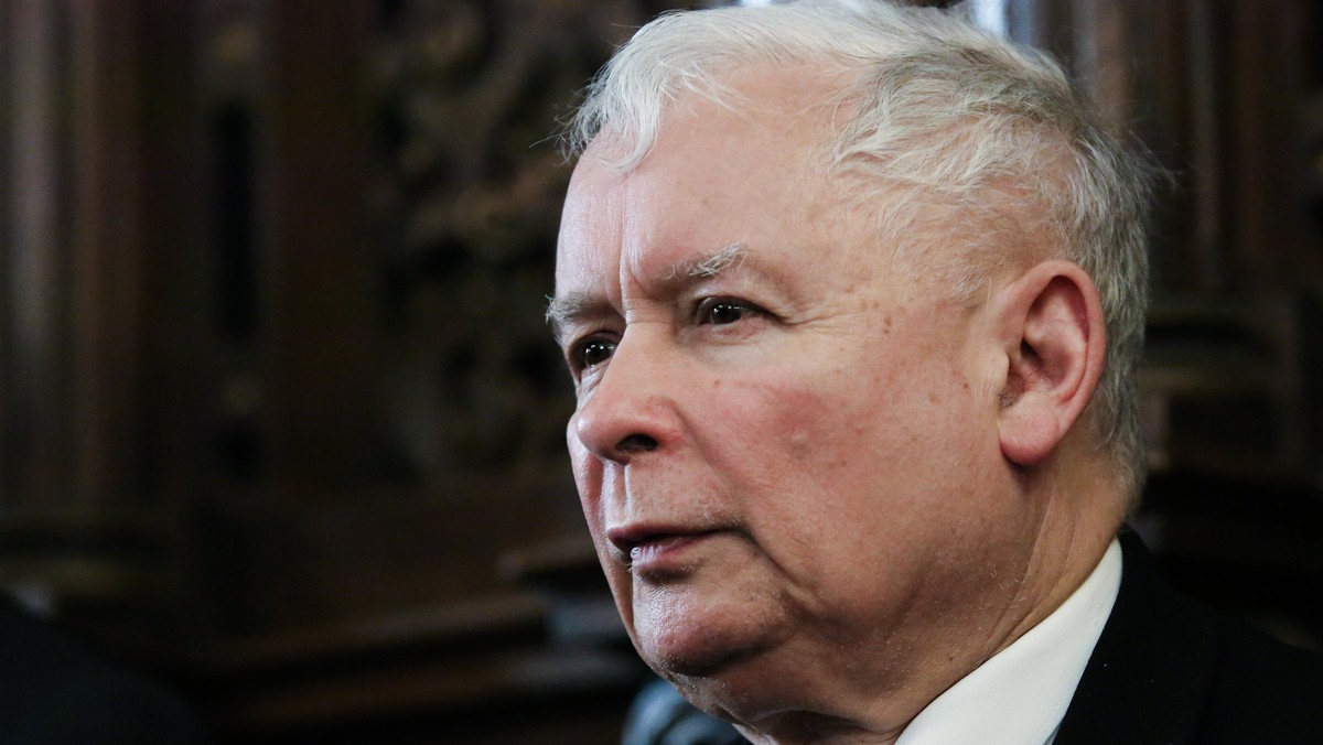 Jarosław Kaczyński przechodzi ciężką kurację antybiotykami. Do tego codziennie spędza dwie godziny na rehabilitacji. Poseł PiS Bartosz Kownacki poinformował, że prezes PiS dużo lepiej się czuję. O szczegółach leczenia Kaczyńskiego informuje "Super Express".