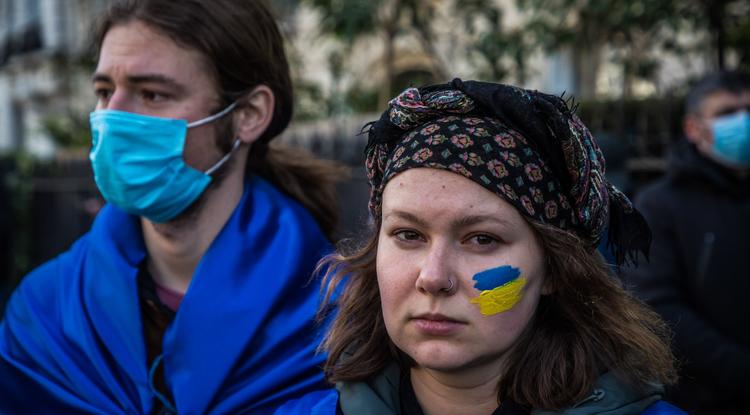 Ukrán tüntető a párizsi orosz nagykövetség előtt