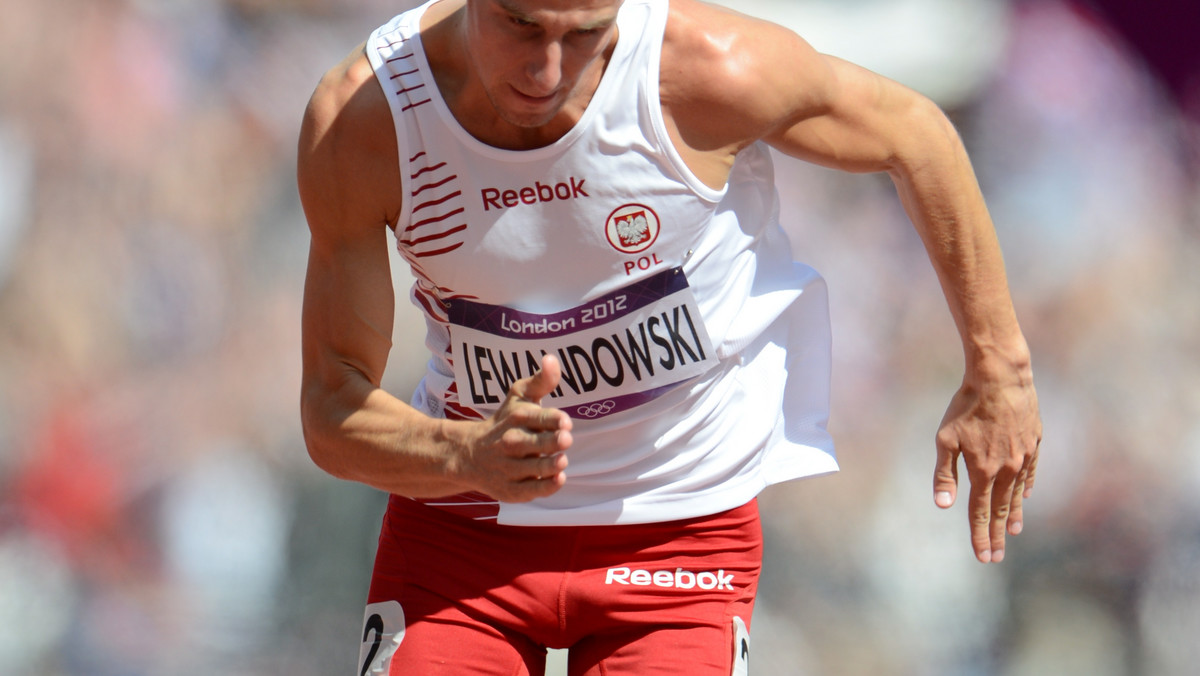 Marcin Lewandowski, choć ze słabym czasem, zajął piąte miejsce w eliminacyjnym biegu na 800 metrów, wystąpi jednak w półfinale igrzysk olimpijskich. Polak po swoim starcie był załamany, ale jednak los uśmiechnął się do niego i dał mu drugą szansę.