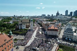Prowokacja podczas marszu opozycji. Na niebie pojawił się samolot z banerem