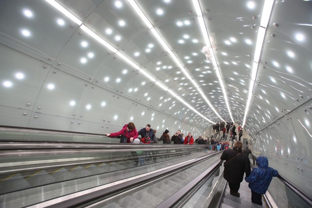 Stacja Centrum Nauki Kopernik. W niedzielę 8 bm. uruchomiono centralny odcinek drugiej linii metra. Prezydent Warszawy Hanna Gronkiewicz-Waltz podkreślała podczas otwarcia, że to historyczny moment i przepraszała warszawiaków za opóźnienia przy budowie. Z pierwszą linią metra druga krzyżuje się na stacji "Świętokrzyska". fot. (mr) PAP/Leszek Szymański