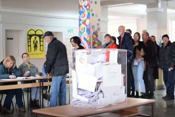 SRBIJA NA PRAGU 2026. GODINE "Politička scena je podeljena sa dva dominantna bloka i jedan, logičan, IZBORNI SUDAR"