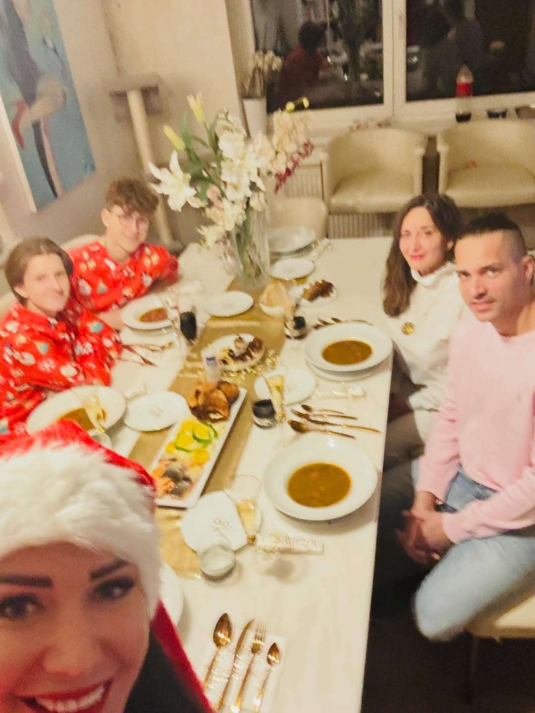 Jana Bittó Cigániková s rodinou pri vianočnom stromčeku. 