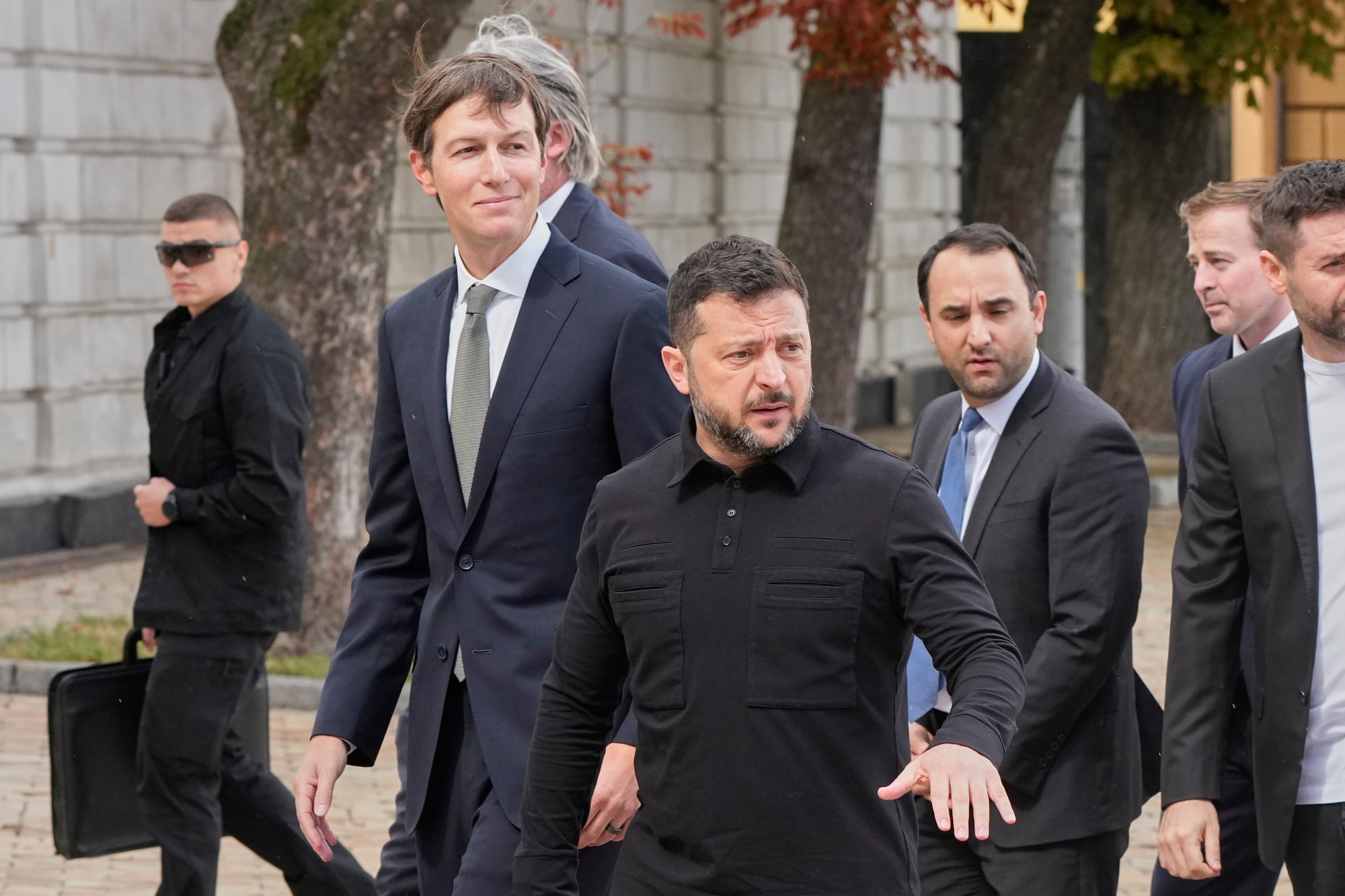 Trumpovi vyjednávači Jared Kushner a Steve Witkoff sa v Kyjeve stretli s ukrajinským prezidentom Volodymyrom Zelenským. 
