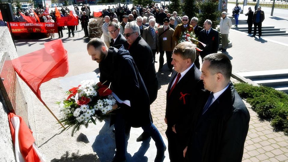 Katowicka prokuratura zbada, czy podczas obchodów święta 1 maja w Dąbrowie Górniczej doszło do propagowania komunizmu. W organizowanych m.in. przez Komunistyczną Partię Polski uroczystościach, gdzie epatowano symbolem sierpa i młota oraz wizerunkiem Włodzimierza Lenina, udział wziął m.in. prezydent miasta Zbigniew Podraza, który złożył kwiaty pod pomnikiem Bohaterów Czerwonych Sztandarów.