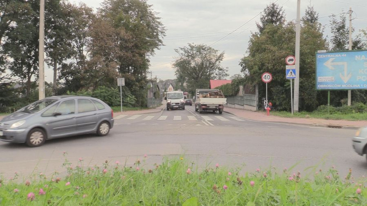 Mieszkańcy ulicy Klasztornej w Nowej Hucie od lat czekają na remont drogi. Jej odnowienie urzędnicy obiecywali już kilkakrotnie. Jednak od lat nic się nie zmieniło. Jak mówi w rozmowie z Onetem Marcin Hanczakowski, dyrektor Zarządu Dróg Miasta Krakowa, przetarg na przebudowę ulicy ma zostać ogłoszony w połowie roku.