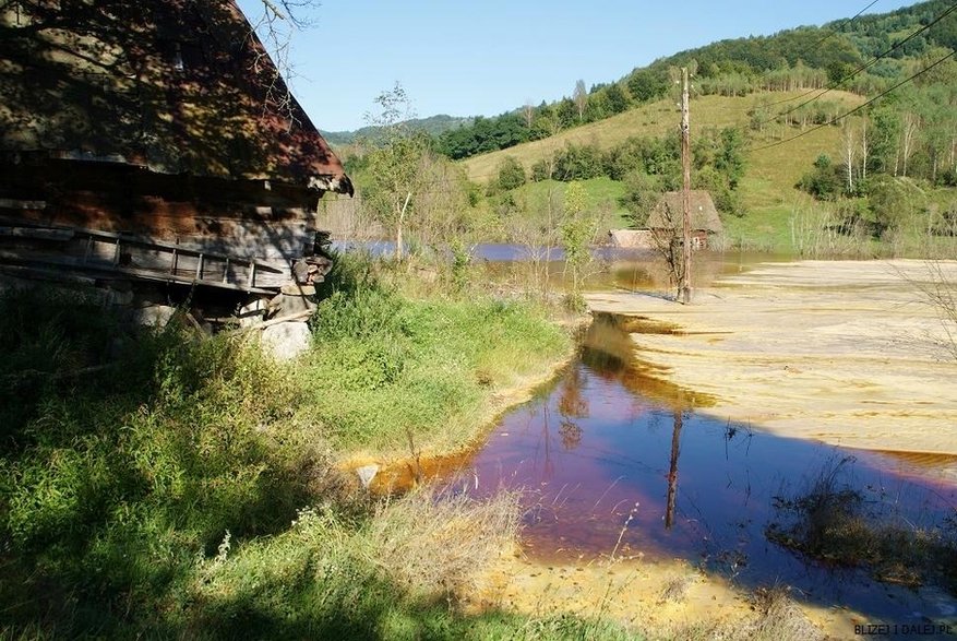 Toksyczne jezioro, źródło: blizejidalej.pl