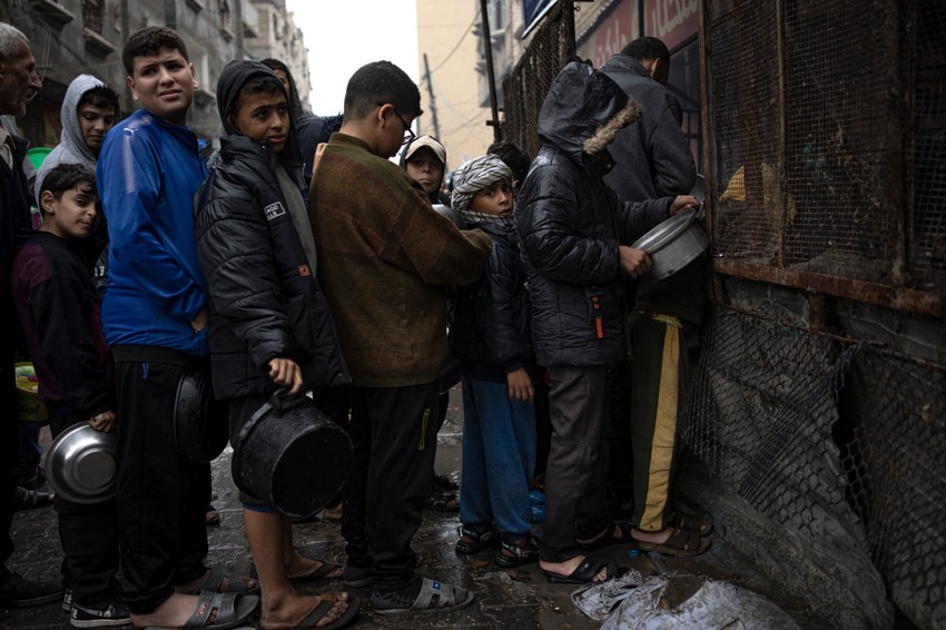 Palestinska deca čekaju u redu za hranu u Rafi, Gaza, 13. decembra