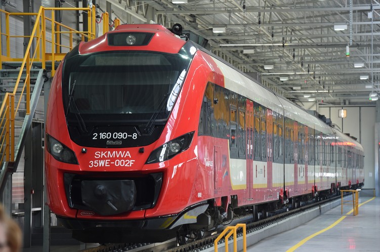 Miasto od 2007 roku wydało na nowy tabor ponad 474 mln złotych. Na stołeczne tory trafiło w tym czasie 28 nowoczesnych pociągów: 15 z nich kupiono, a kolejnych 13 wyleasingowano. <br><br> (cat) PAP/Radek Pietruszka