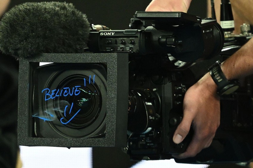 Believe (Veruj) na TV kameri pored terena | Foto: JOEL CARRETT/EPA/Shutterstock
