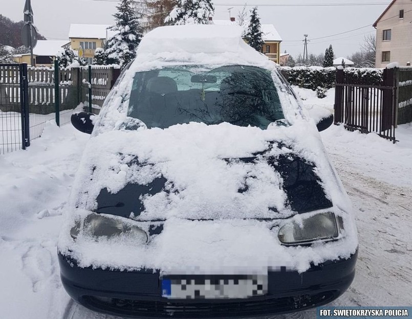 Samochód zasypany śniegiem