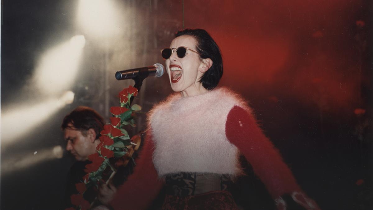  Kora podczas koncertu zespołu Maanam w warszawskiej Stodole. W tle basista Krzysztof Olesiński. Koncert promował nowo wydany album "Róża" (1994)