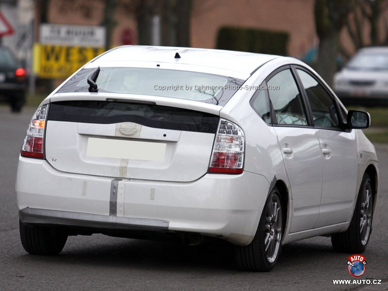 Zdjęcia szpiegowskie: odmłodzona Toyota Prius