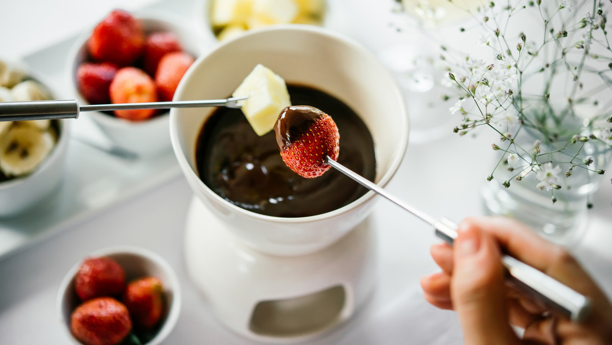 Zestaw do fondue — idealny nie tylko na romantyczną kolację. Jak go wybrać?