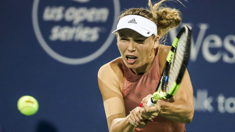 Rozstawiona z "dwójką" Caroline Wozniacki na drugiej rundzie zakończyła udział w tenisowym turnieju WTA w Cincinnati (pula 2,87 mln dolarów). Dunka polskiego pochodzenia z powodu kontuzji lewego kolana skreczowała w meczu z Holenderką Kiki Bertnens.