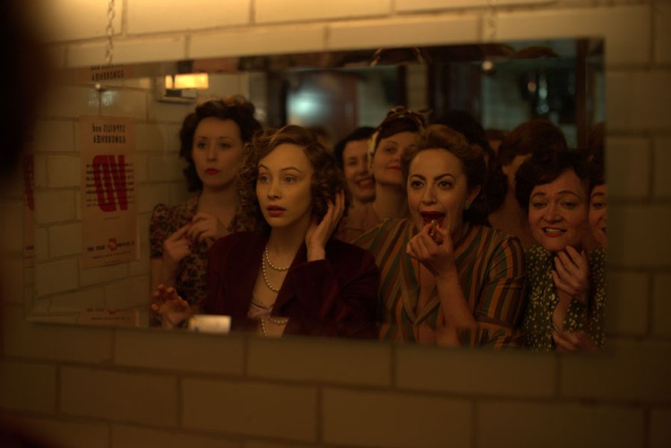 Randka z królową, reż. Julian Jarrold
<br><br>
W „Jak zostać królem” poznaliście ich ojca, teraz czas, żeby podejrzeć jak żyją księżniczki. W nowej komedii o rodzinie królewskiej zobaczycie kulisy nocnej eskapady dwóch nastoletnich księżniczek, z których jedna – Elżbieta II, rządzi teraz Wielką Brytanią. „Randka z królową” to nieopowiedziana dotąd historia pierwszej miłości Elżbiety II. Historia, która wreszcie ujrzała światło dziennie jest inspirowana prawdziwymi wydarzeniami. W pewną majową noc dziewczyny będą bawić się na największej imprezie w historii Londynu i zrobią wszystko, czego zabrania dworska etykieta. Elżbieta zakocha się po raz pierwszy, a Małgorzata, jak zauważył The Hollywood Reporter „zapisze się w historii jako Lindsay Lohan rodziny królewskiej”. Elżbieta i jej młodsza siostra Małgorzata wymykają się z oficjalnego przyjęcia w hotelu Ritz w Londynie. Podekscytowane ruszają w miasto. Kiedy Małgorzata znika w tłumie wraz z grupą świętujących kapitanów marynarki, Elżbieta wpada (dosłownie!) w ramiona młodego lotnika – Jacka. Zderzenie odmiennych światów tej nietypowej pary doprowadza do serii zabawnych pomyłek. Szczególnie, że Jack nie wie kim jest Elżbieta, ona zaś nie zna jego tajemnicy. Próbując odnaleźć Małgorzatę, jednocześnie uciekają przed dwoma wysłannikami Królewskiej Gwardii. Najlepsza komedia o rodzinie królewskiej! [opis dystrybutora]