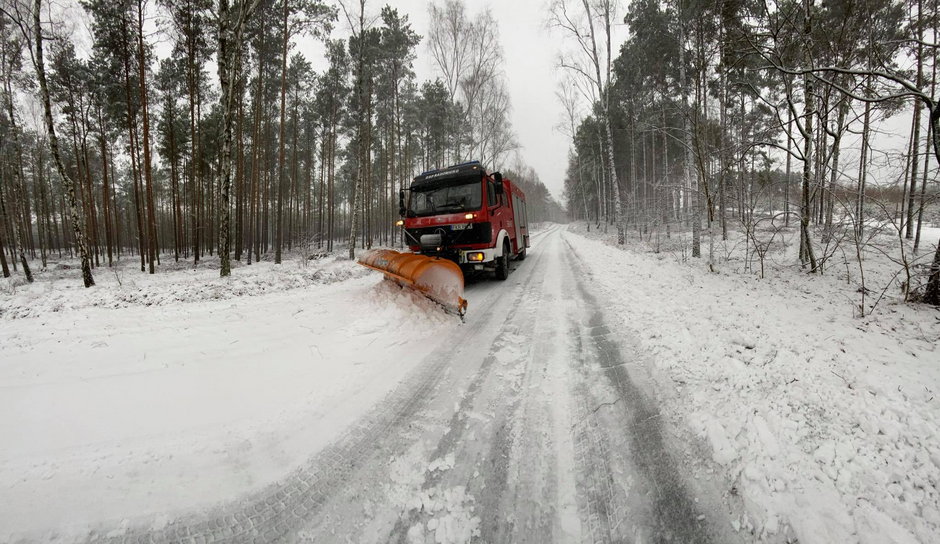 Wóz strażacki odśnieża drogi fot. OSP gmina Maszewo