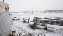 Potężny atak zimy. Odwołane loty, zamknięte szkoły, problemy na kolei