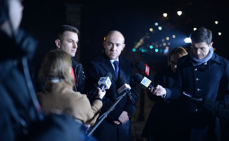 Borys Budka i Arkadiusz Myrcha w czasie nocnej konferencji prasowej