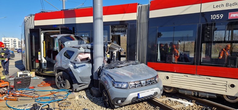 Wypadek w Gdańsku. Samochód zakleszczył się pomiędzy tramwajem a słupem